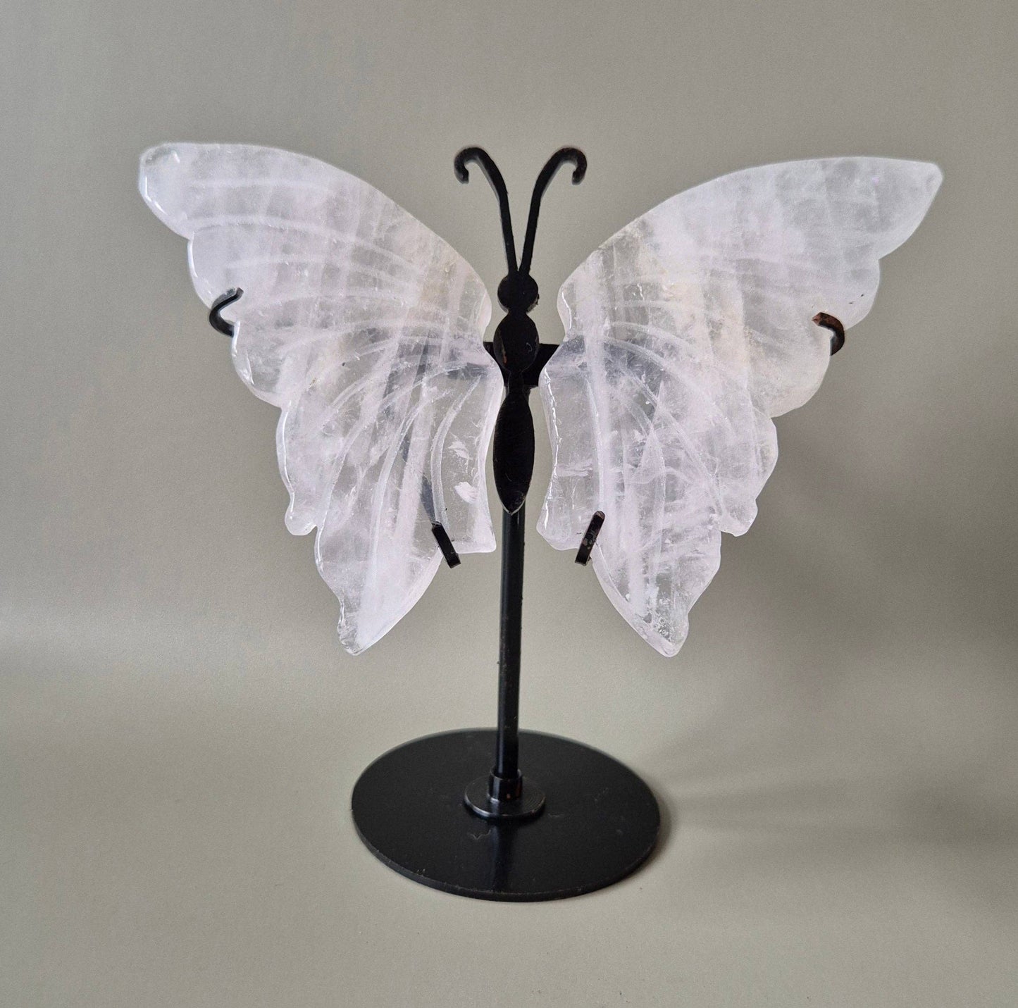 ROSENQUARZ SCHMETTERLING MIT METALLSTÄNDER