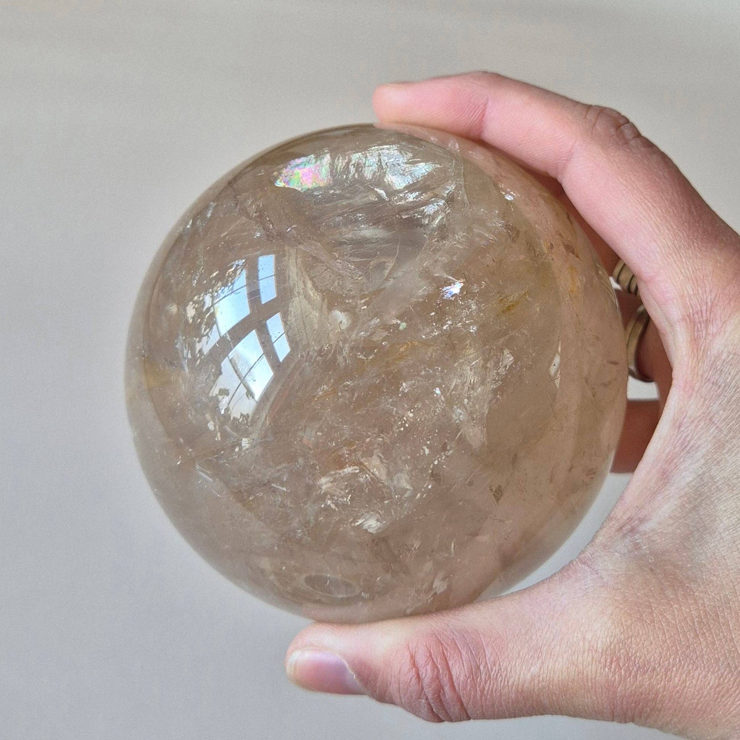 XL GOLDEN HEALER KRISTALLKUGEL MIT REGENBOGENEINSCHLÜSSEN - 92mm (1083 Gramm) Statement-Stück