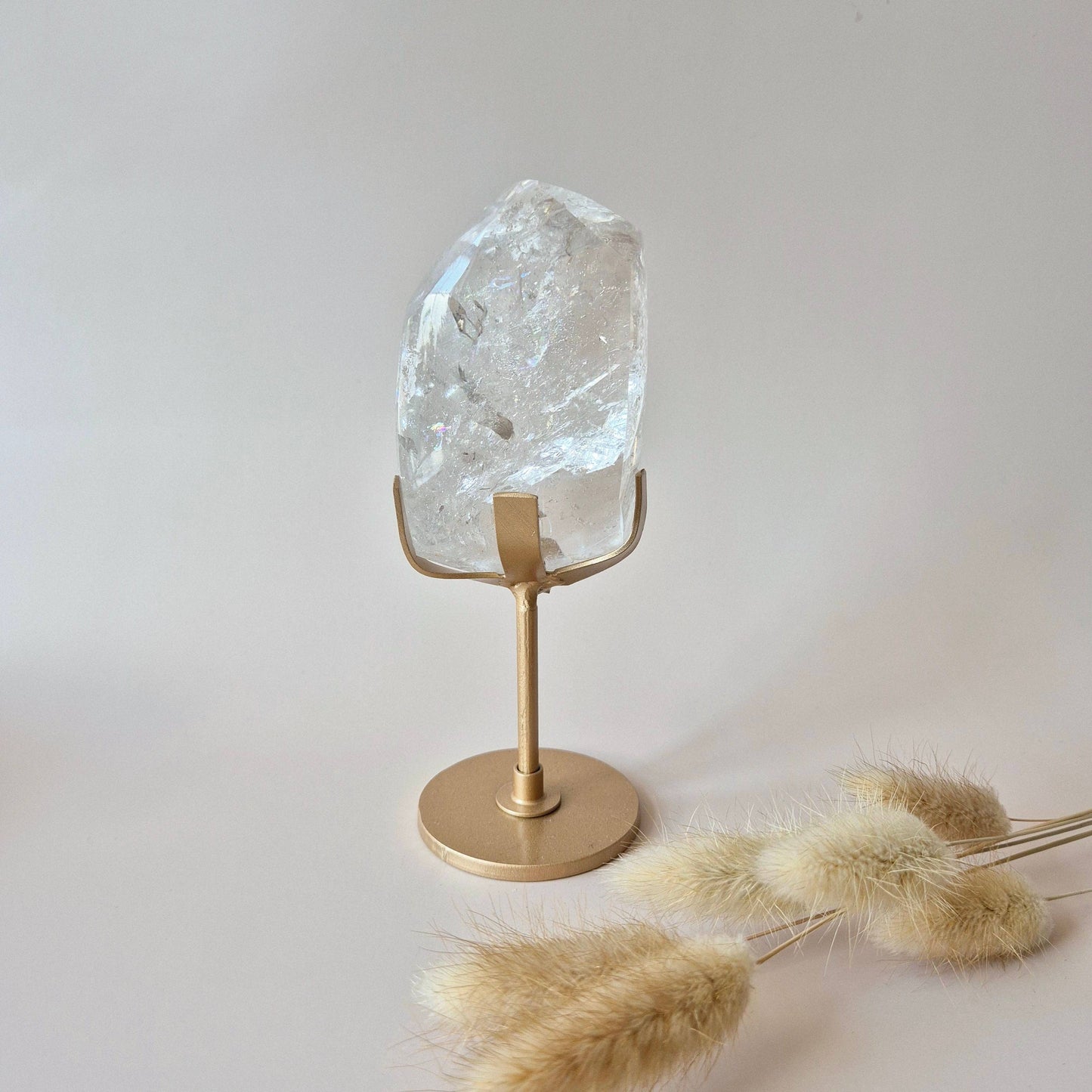 BERGKRISTALL FREEFORM MIT REGENBOGEN AUF GOLDFARBENEM STÄNDER – 295 g