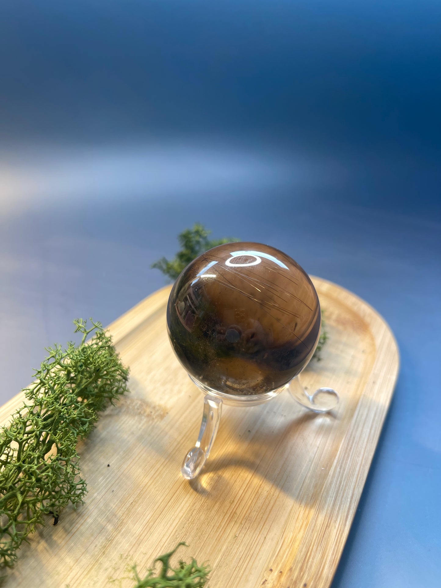 HIGH QUALITY EXTRA DUNKLE KLARE RAUCHQUARZKUGEL MIT RUTILNADELN - 4,5 cm