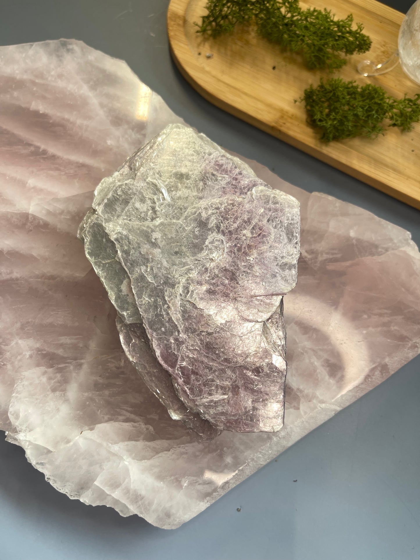 SCHIMMERNDE LEPIDOLITH GLIMMER IN LILA MIT SILBER - 370 g