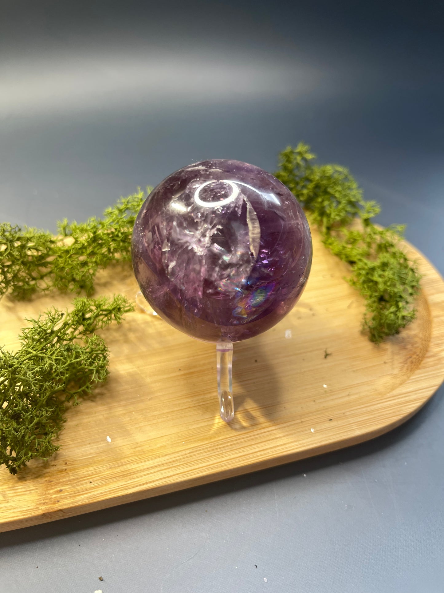 DUNKLE AMETHYST KUGEL MIT REGENBÖGEN - ca. 154 g 50 mm