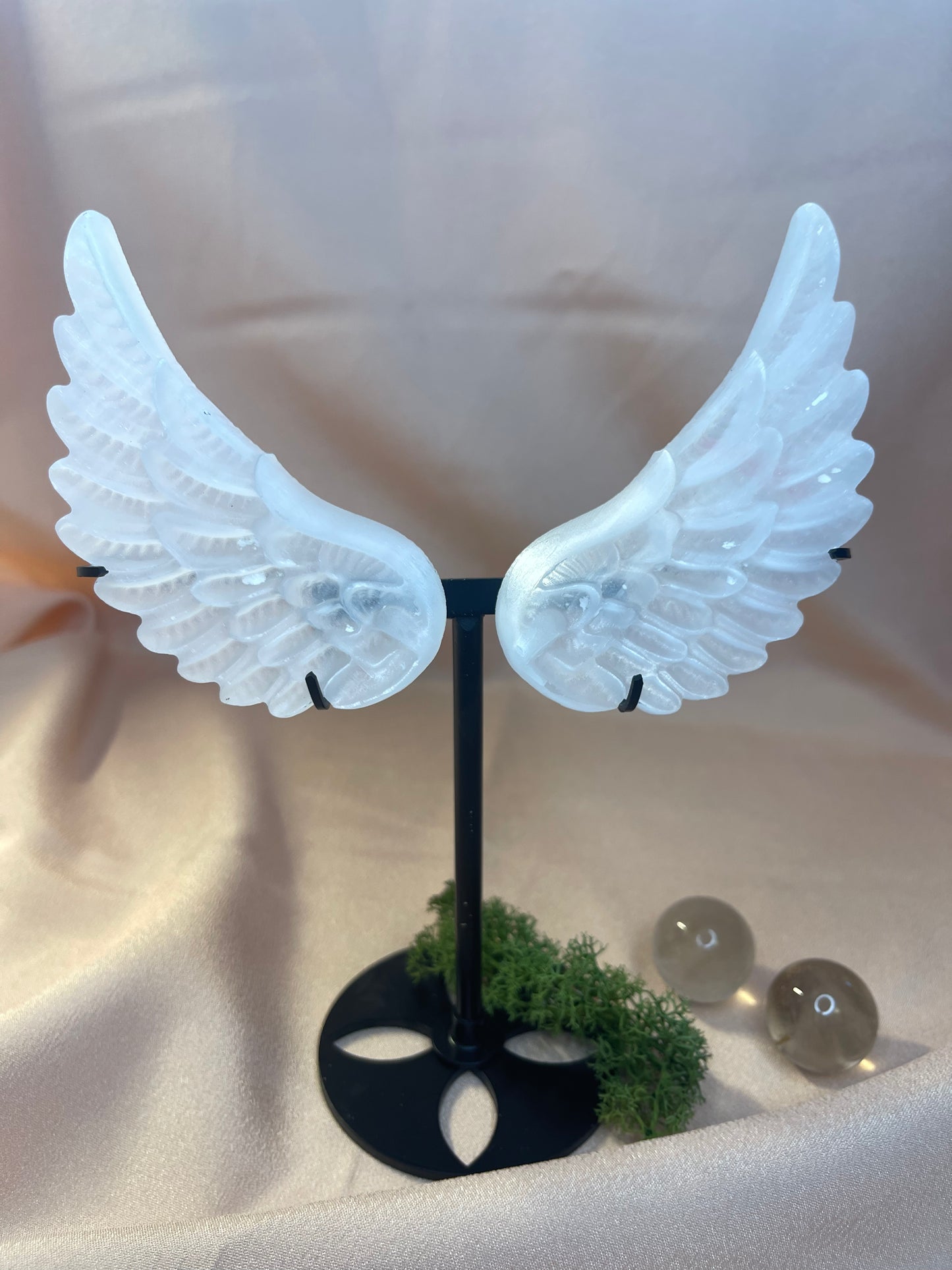 SELENIT ENGELSFLÜGEL - | Lichtstein für Reinigung & Schutz | Spiritueller Edelstein für Meditation & Energiearbeit | 180 - 200 g inklusive Ständer, ca. 10 cm Länge pro Flügel