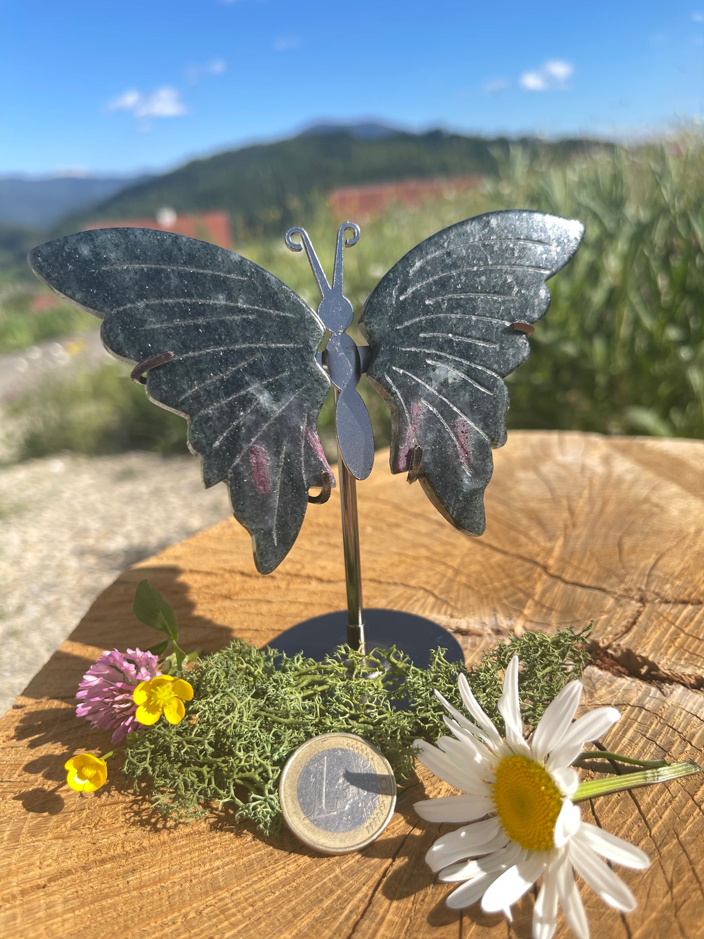 RUBIN ZOISIT SCHMETTERLING| Anyolith für Herzöffnung & Lebensfreude | Kraftvoller Stein für Transformation & spirituelles Wachstum| ca. 12 cm Höhe inkl. Ständer 135 g