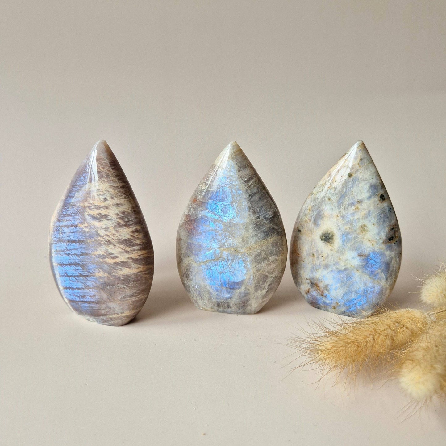 MONDSTEIN FLAMME MIT WUNDERSCHÖNEN BLAUEN FLASH