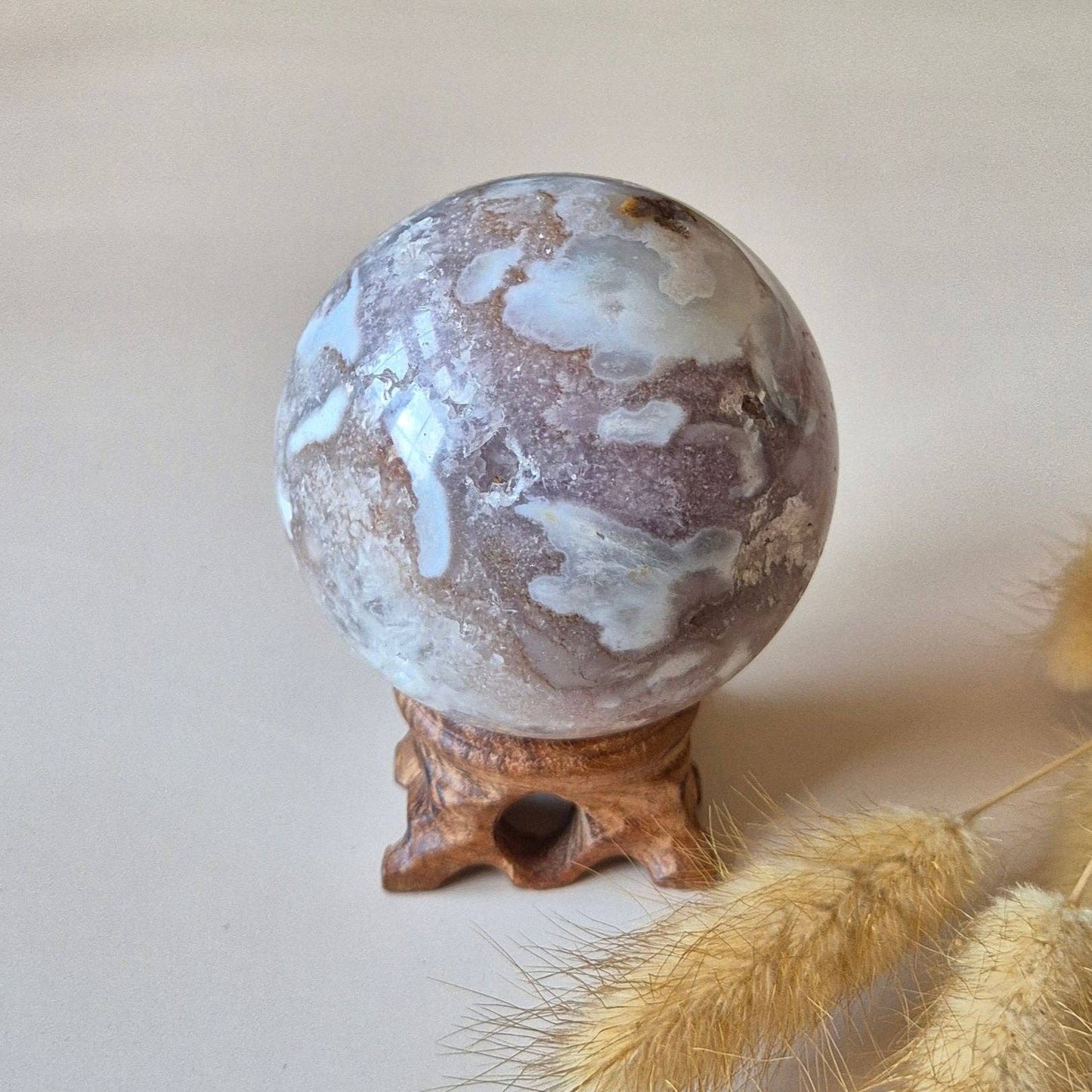 ROSA AMETHYST KUGEL MIT DRUSEN AUF HOLZSTÄNDER (66mm 400 Gramm)