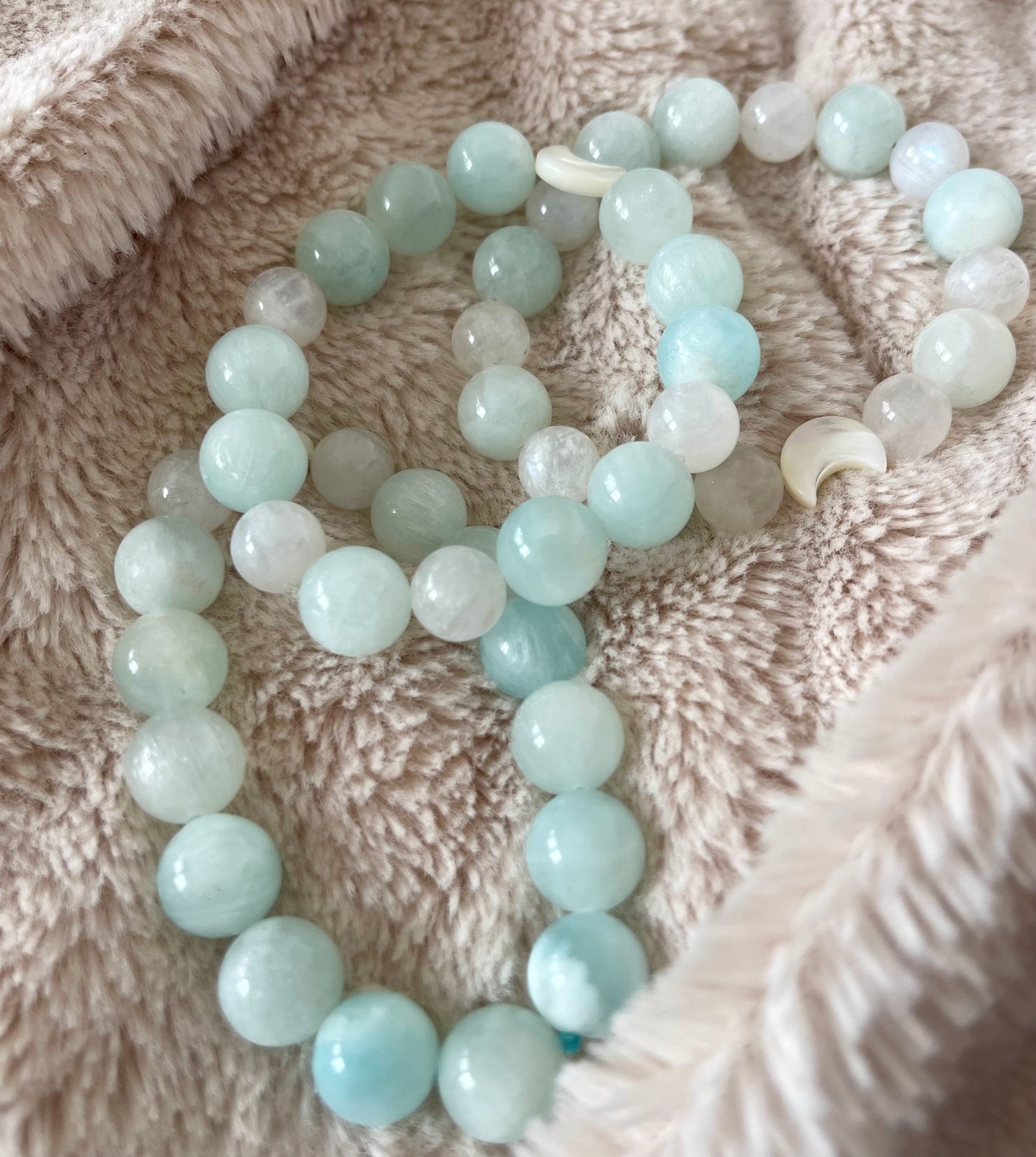 ELASTISCHES EDELSTEINARMBAND „Tears to light“ 12 mm AA zart blaugrüne Hemimorphit und Mondstein Perlen