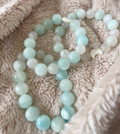 ELASTISCHES EDELSTEINARMBAND „Tears to light“ 12 mm AA zart blaugrüne Hemimorphit und Mondstein Perlen