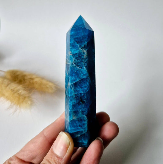 WUNDERSCHÖNER BLAUER APATIT EDELSTEIN TURM – 8-10 CM