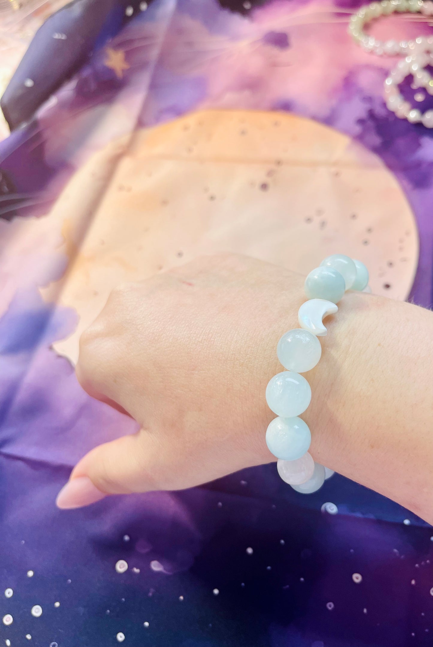 ELASTISCHES EDELSTEINARMBAND „Tears to light“ 12 mm AA zart blaugrüne Hemimorphit und Mondstein Perlen