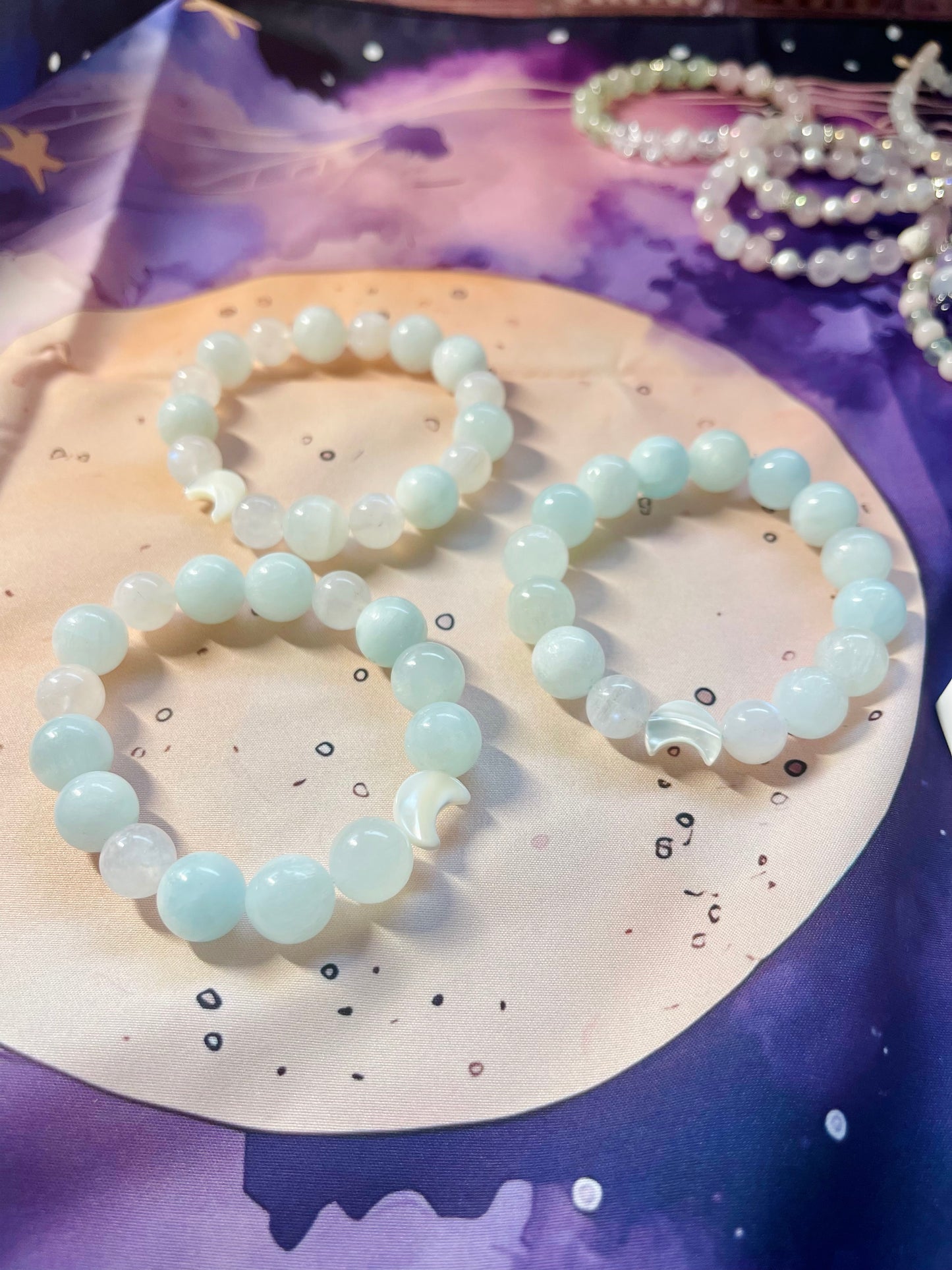 ELASTISCHES EDELSTEINARMBAND „Tears to light“ 12 mm AA zart blaugrüne Hemimorphit und Mondstein Perlen
