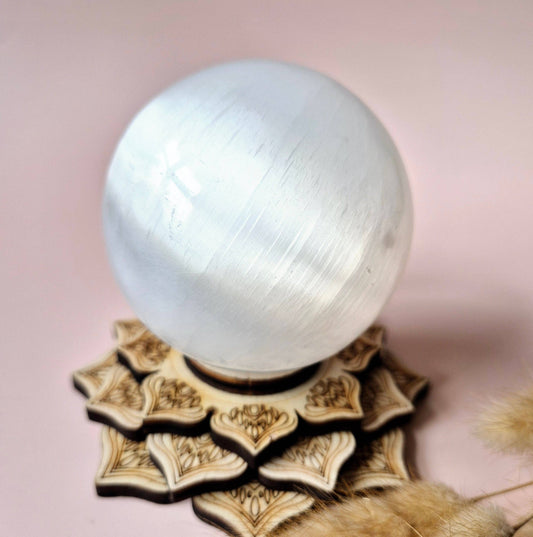 SATIN SPAR SELENIT KUGEL 80MM – FÜR RUHE, REINIGUNG UND REINE MONDMAGIE