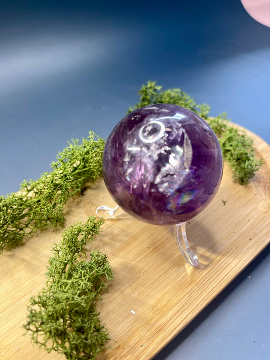 DUNKLE AMETHYST KUGEL MIT REGENBÖGEN - ca. 154 g 50 mm