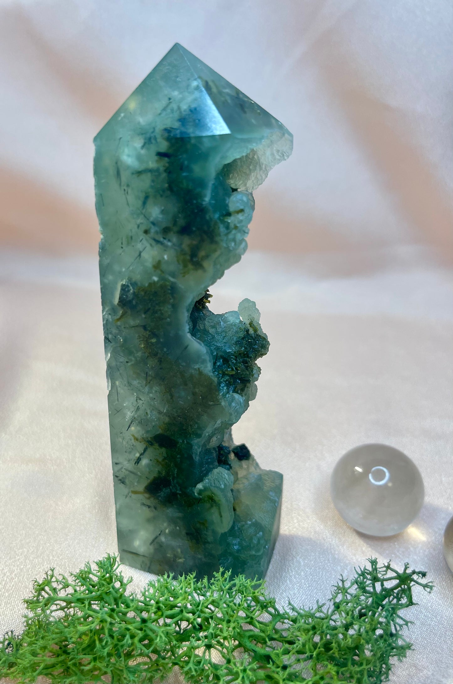 PREHNIT TURM HALB ROHKRISTALL | Spiritueller Edelstein für inneren Frieden & bedingungslose Liebe. ca. 12,5 cm, 220 g