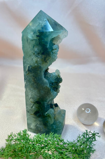 PREHNIT TURM HALB ROHKRISTALL | Spiritueller Edelstein für inneren Frieden & bedingungslose Liebe. ca. 12,5 cm, 220 g