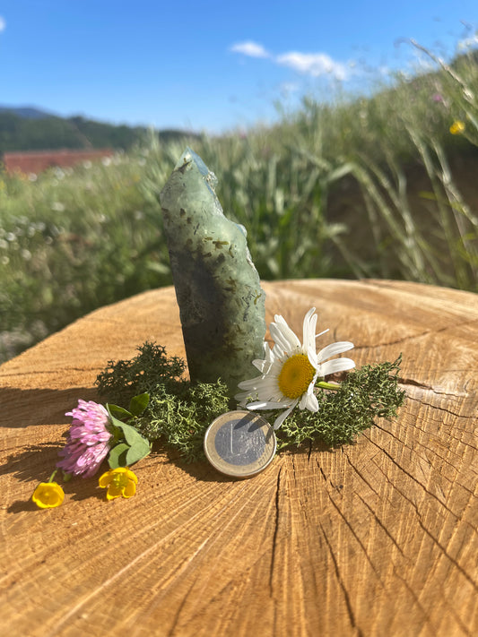 PREHNIT TURM HALB ROHKRISTALL | Spiritueller Edelstein für inneren Frieden & bedingungslose Liebe. ca. 9 cm,