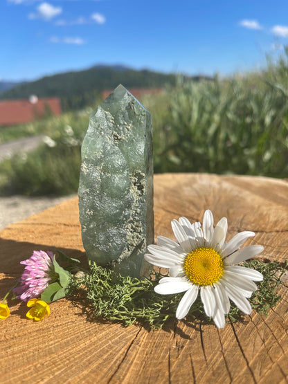 PREHNIT TURM HALB ROHKRISTALL | Spiritueller Edelstein für inneren Frieden & bedingungslose Liebe. ca. 9 cm,