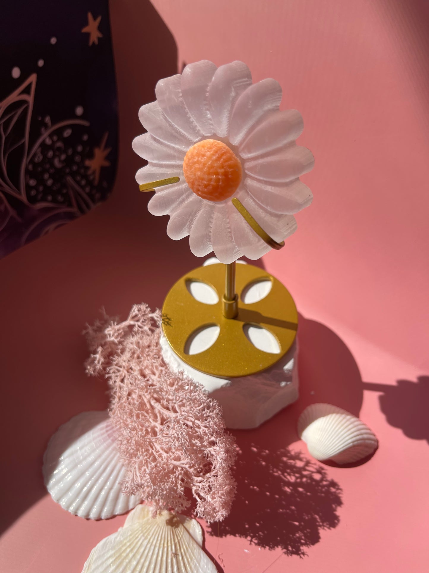 Selenit Gänseblümchen mit Orangencalcit inkl. goldfarbenem Ständer ca. 138 g - Daisy Flower - Mondenergie, Spirituelles Jahrestag Geschenk