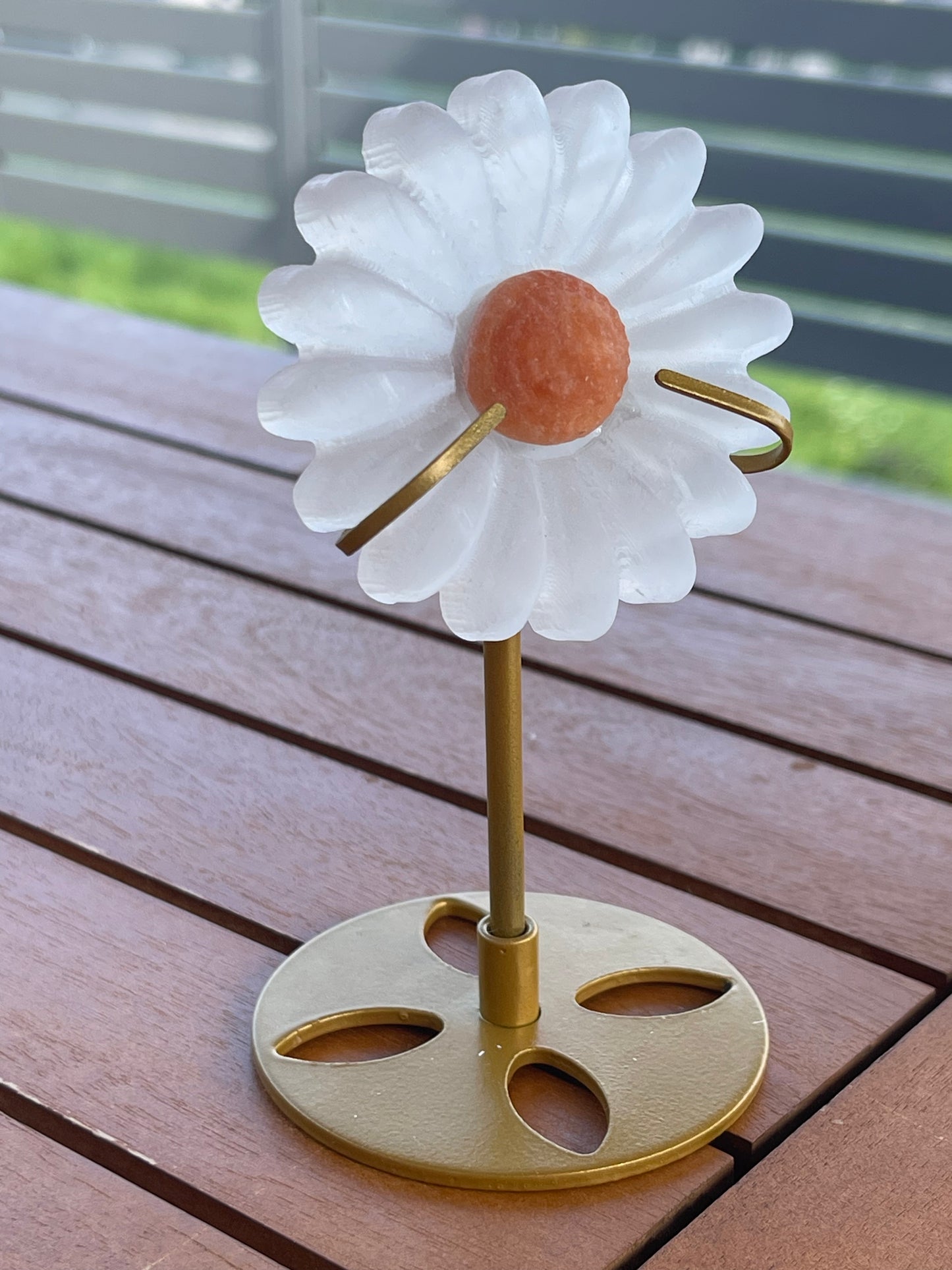 Selenit Gänseblümchen mit Orangencalcit inkl. goldfarbenem Ständer ca. 138 g - Daisy Flower - Mondenergie, Spirituelles Jahrestag Geschenk