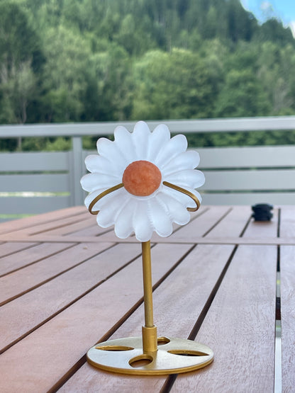 Selenit Gänseblümchen mit Orangencalcit inkl. goldfarbenem Ständer ca. 138 g - Daisy Flower - Mondenergie, Spirituelles Jahrestag Geschenk