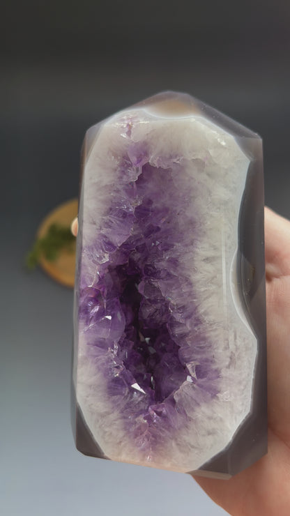 GEHEIMNISSVOLLE AMETHYST ACHAT DRUSE - 583g, 110 mm