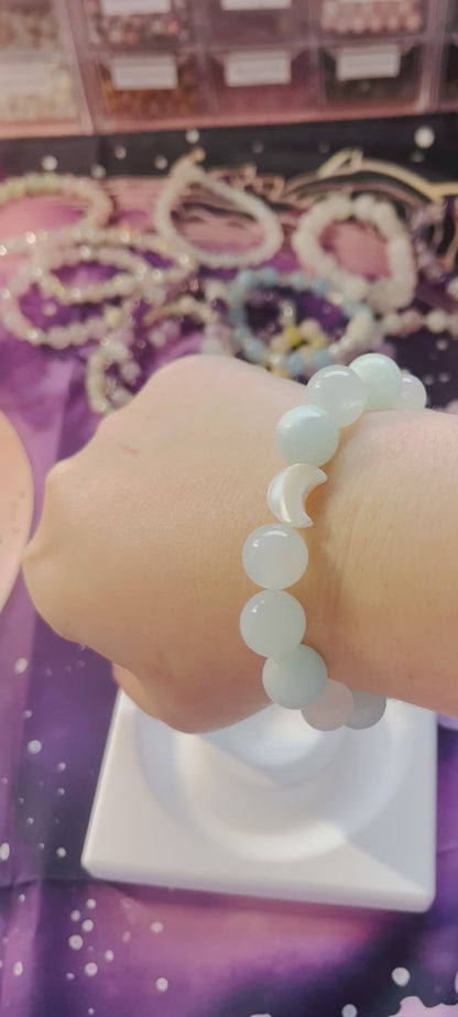 ELASTISCHES EDELSTEINARMBAND „Tears to light“ 12 mm AA zart blaugrüne Hemimorphit und Mondstein Perlen