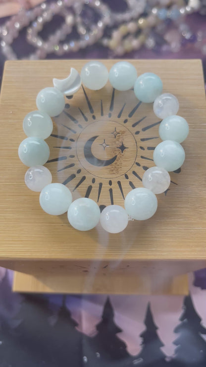 ELASTISCHES EDELSTEINARMBAND „Tears to light“ 12 mm AA zart blaugrüne Hemimorphit und Mondstein Perlen